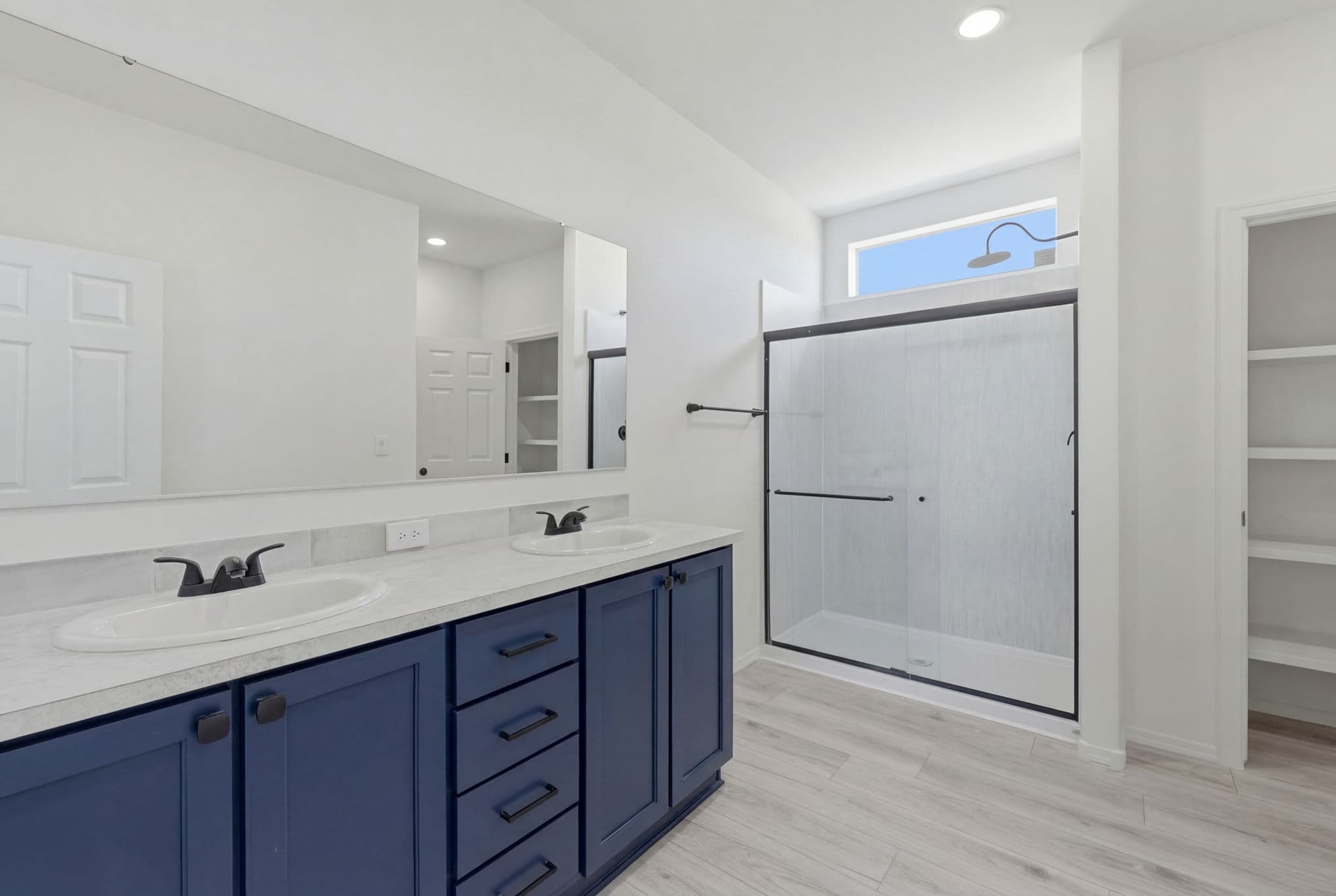 Keller williams arizona realty  liberty 28704a bathroom home features
